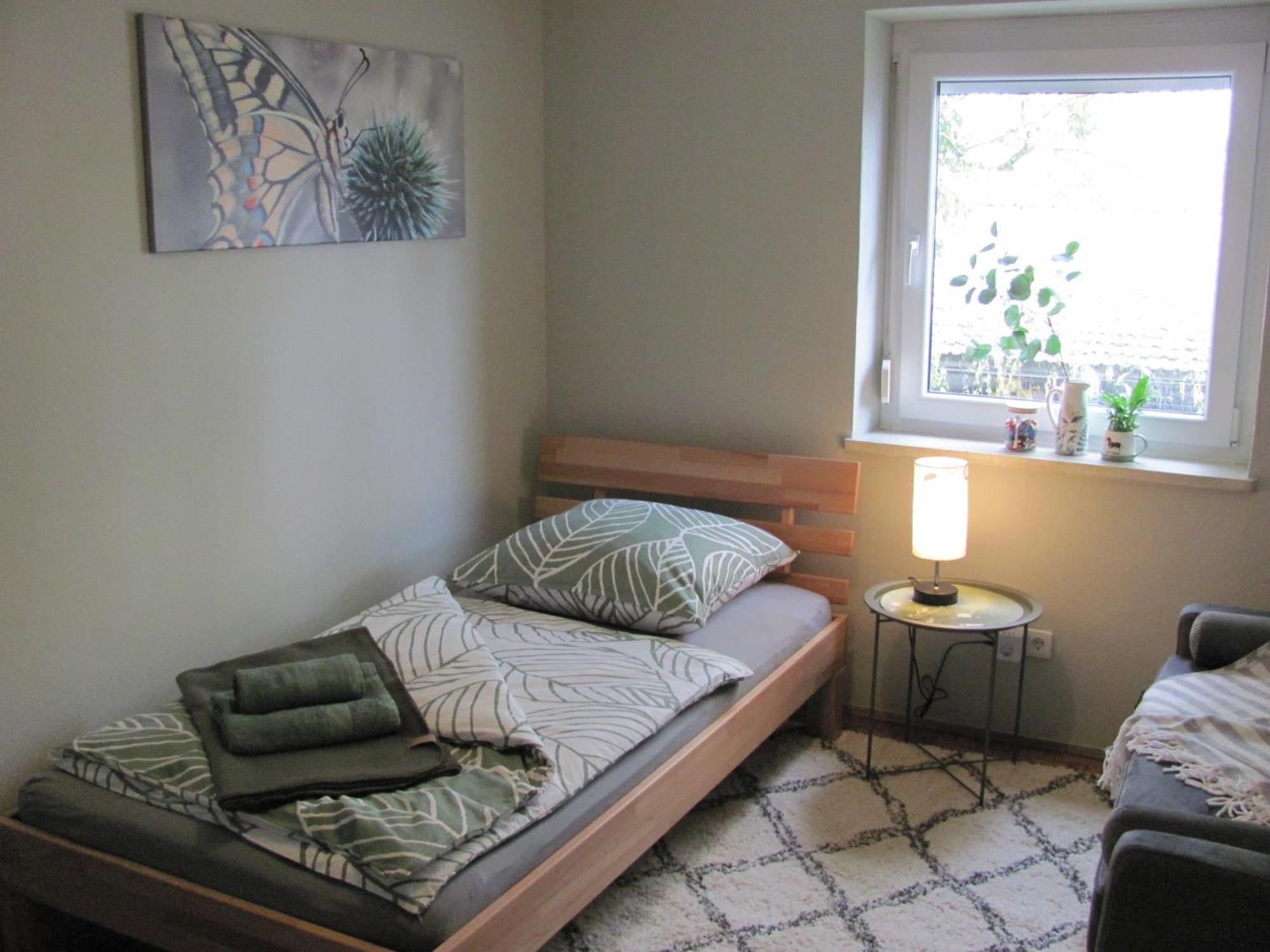 #3 Gemuetliches Ruhiges Gartenblick, Gemeinschaftsbad W-lan Airport Nah Gelegen Mit Late Night Check In Haus Nr 9,5